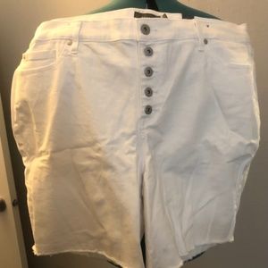 Torrid-White Bermuda button close shorts-NWT